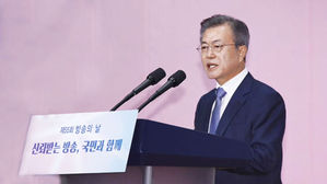 [HOT 브리핑] 문 대통령 "판문점의 바람&middot;새소리 전한 것, 상징적 장면 돼"