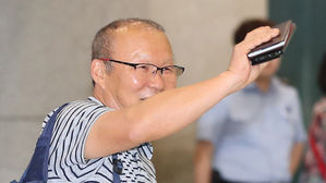 금의환향 박항서 감독, 연봉 박하다는 질문에 "현재 상황 만족"