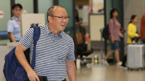 박항서 감독 귀국 "히딩크 감독과 비교 부담&hellip;연봉은 만족"