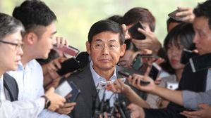 삼성전자 이상훈 의장 검찰 출석…노조와해 의혹에 '묵묵부답'