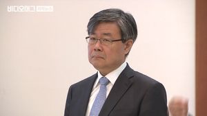 [단독] 이재갑, 비상장주식 산 지 3달 만에 2배 이득&hellip;내부 정보 이용 의혹