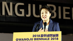 광주 찾은 김정숙 여사 "통일의 날 성큼 다가와"