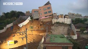 '우지직' 힘없이 기울어진 유치원&hellip;"흙막이 무너져 땅꺼짐"