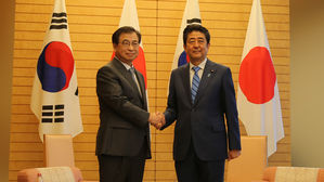 서훈, 日 아베에 방북성과 설명…아베 "문 정권서 한일관계 긴밀"