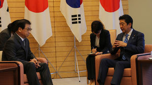 서훈 만난 아베 "김정은과 직접 이야기할 때 됐다"