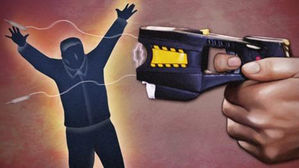 경찰관에게 각목 휘두른 40대 테이저건으로 제압