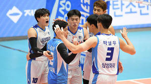 '박철우&middot;송희채 활약' 삼성화재, 대한항공 꺾고 기사회생