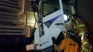 고속도로 갓길 정차한 운전자 졸음운전 화물차에 치여 숨져