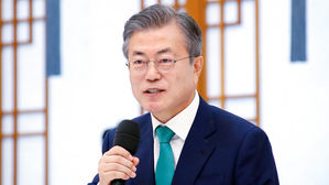 문 대통령 "北 보유핵 포기, 美 상응조치…우리 역할은 접점찾기"