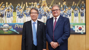 정운찬 KBO 총재, 국제야구연맹 회장과 프리미어 12 개최 논의