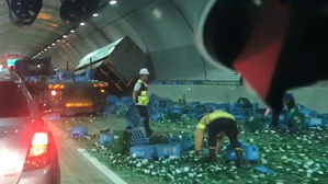 [제보영상] 터널에 나뒹구는 소주병&hellip;경기 여수터널 트럭 추돌사고