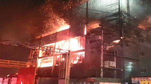 폐기물 창고 화재로 밤새 진화작업&hellip;다친 사람은 없어