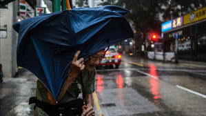 "종말 느꼈다" 슈퍼태풍 망쿳 할퀸 필리핀&hellip;18명 사망&middot;실종