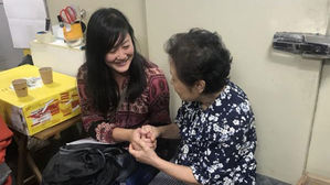 영국 입양 여성 43년 만에 입양 전 돌봐준 할머니 만나