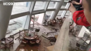 괴력 태풍에 호텔까지 밀려든 바닷물&hellip;10만 명 발 묶였다