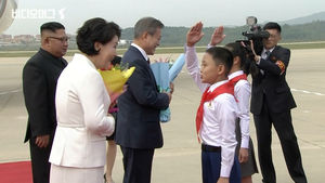 "각하를 영접하기 위해!" 평양 간 문 대통령 뜨겁게 맞은 北 의장대