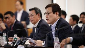 금융위원장 "부동산 시장 대응에 LTV &middot; DTI 규제 적극 활용"