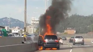 [제보영상] 서울 내부순환도로에서 BMW 화재&hellip;퇴근길 정체