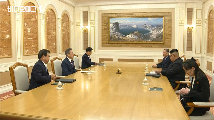 "평화와 번영으로, 겨레의 마음은 하나"&hellip;北 노동당사서 첫 남북회담