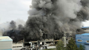 [제보영상] 경기 화성 반도체 세정공장 화재&hellip;1개 동 전소