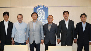 벤투 축구대표팀 감독, 김학범 U-23팀 감독과 첫 회동