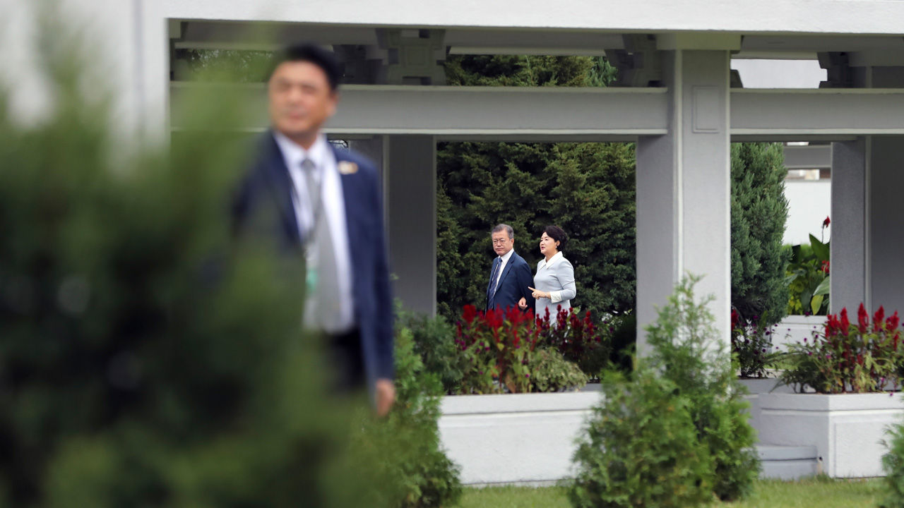 [평양정상회담] 다정히 산책하는 문재인 대통령 내외 (사진=평양사진공동취재단/연합뉴스)