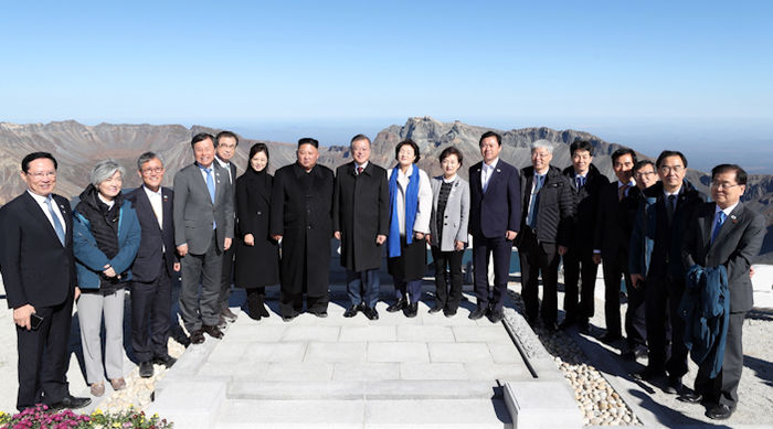 [백두산 사진첩] 문재인-김정은, 백두산 천지 앞에서 인증샷 '찰칵'