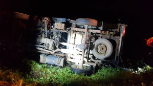 인천 강화도서 1t 트럭 밭으로 넘어져…운전자 부상