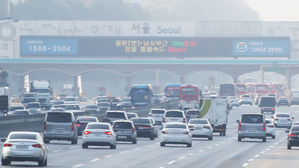 추석 연휴 첫날 본격 귀성 시작&hellip;전국 고속도로 곳곳 정체