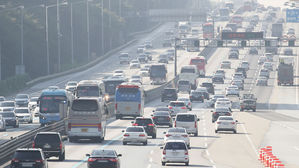 추석 연휴 이틀째 본격 귀성&hellip;전국 고속도로 아침부터 '혼잡'