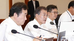 문 대통령&middot;이 총리 '동시 부재'&hellip;경제부총리가 만일에 대비