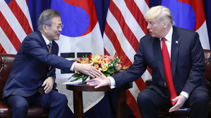 나바로 "한미 FTA, 시장에 상승신호&hellip;트럼프 정책 통하고 있어"