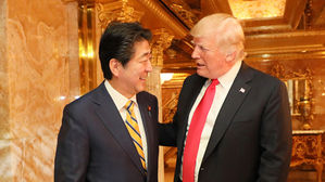 한 손엔 통상압박 딴 손엔 케이크…트럼프, 아베 만찬 때 생일 축가