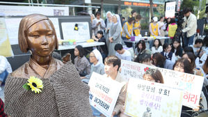 추석 연휴에도 거르지 않은 수요집회…"화해치유재단 해산"