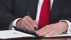 [고현준의 뉴스딱] 트럼프의 깜짝 펜 선물&hellip;'네임펜 서명' 논란 해소?