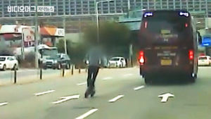 갑자기 튀어나와 '쾅'&hellip;도로 위 공포의 '전동 킥보드'