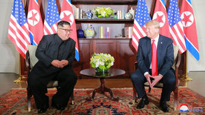 트럼프, '김정은 편지' 언급하며 "우린 사랑에 빠졌다"