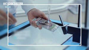 방수폰이라 안심했는데&hellip;광고 믿었다가 '수리비 덤터기'