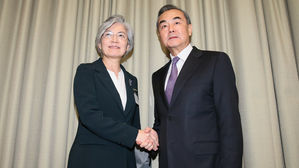 강경화 "비핵화에 中 역할 당부"&hellip;왕이 "긴밀 소통&middot;협력하자"