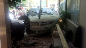 승용차 갑자기 상가로 돌진 꽝&hellip;80대 운전자 등 2명 다쳐