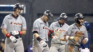 한화, 11년 만에 PS 확정&hellip;호잉&middot;송은범이 만든 대반전