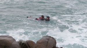 부산 앞바다서 너울성 파도&hellip;휩쓸려 떠내려간 30대 구조