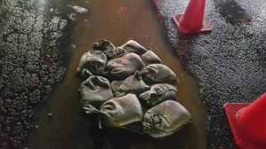 빗물인 줄 알았는데&hellip;포트홀에 차량 타이어 파손