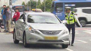 [고현준의 뉴스딱] 경찰, '영유아 카시트 단속' 시행 하루 만에 잠정유예&hellip;이유는