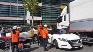 운전자 자리 비운 17t 화물차 도로 진입 '쾅쾅' 6대 충돌