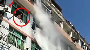 [영상pick] 아파트에서 뛰어내리려는 여자 물대포로 무마시킨 소방관