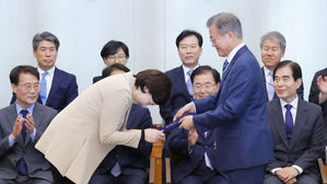 문 대통령, 유은혜 임명 강행&hellip;'사회부총리로 중심 잡기'도 주문