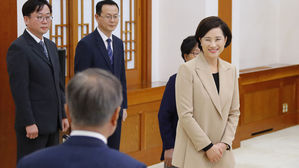 생일에 임명장 받은 유은혜 부총리&hellip;시어머니도 동행해 축하