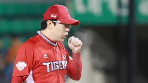 KIA 양현종,  옆구리 부상…이명기와 '정규 시즌 아웃'