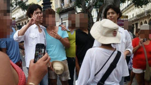 [SBS Star] Park Bo Gum Gets Surrounded by Fans in Cuba While Filming Drama